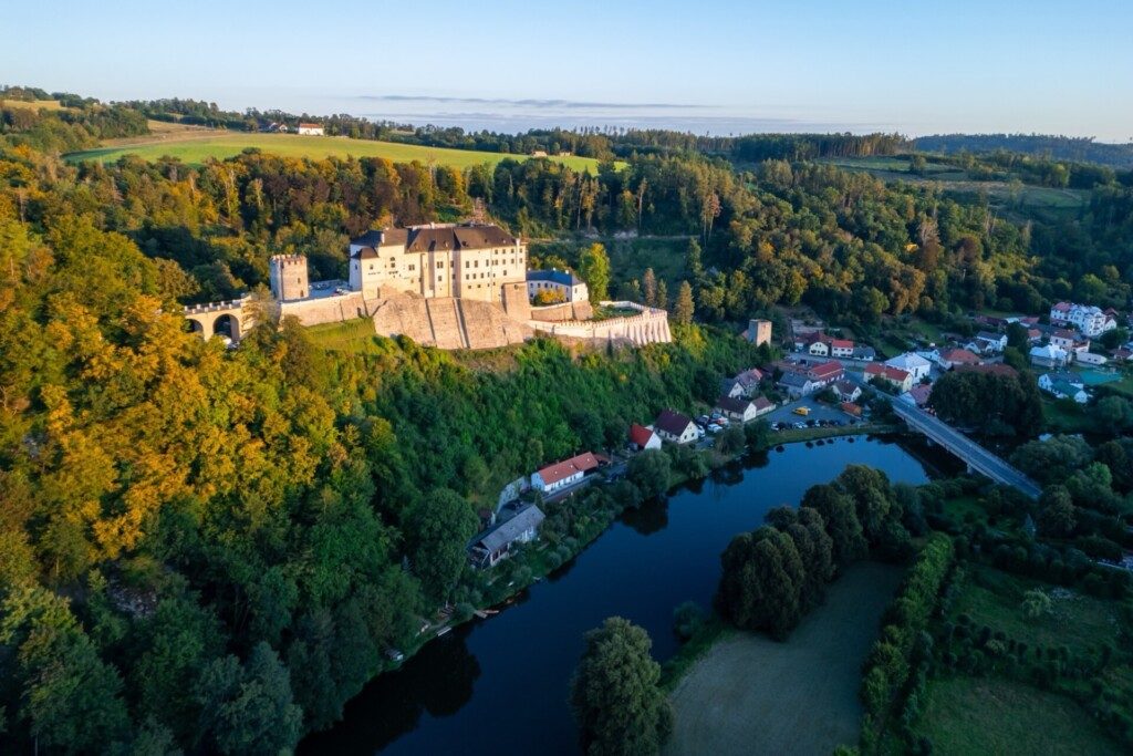 Château médiéval Český Šternberk au-dessus de la rivière Sázava, dans les environs de Prague