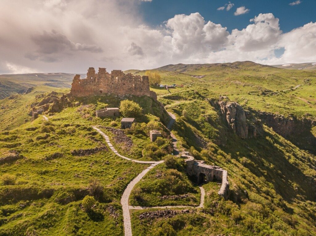 L'ancienne forteresse d'Amberd sur la pente du volcan Aragats en Arménie