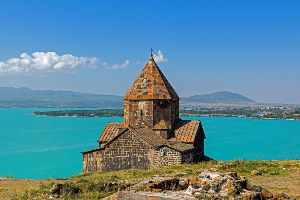 Le lac Sevan et le monastère de Sevanavank dans le parc national de Dilijan, Arménie