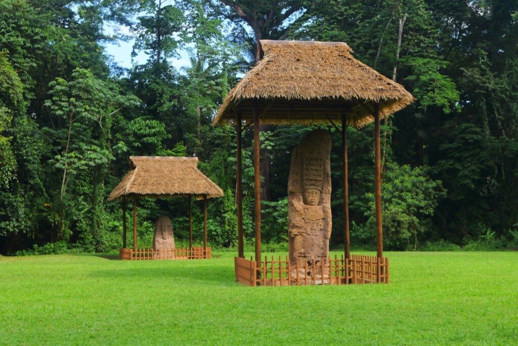 Les stèles de Quiriguá au Guatemala, depuis l'escale Santo Tomás de Castilla