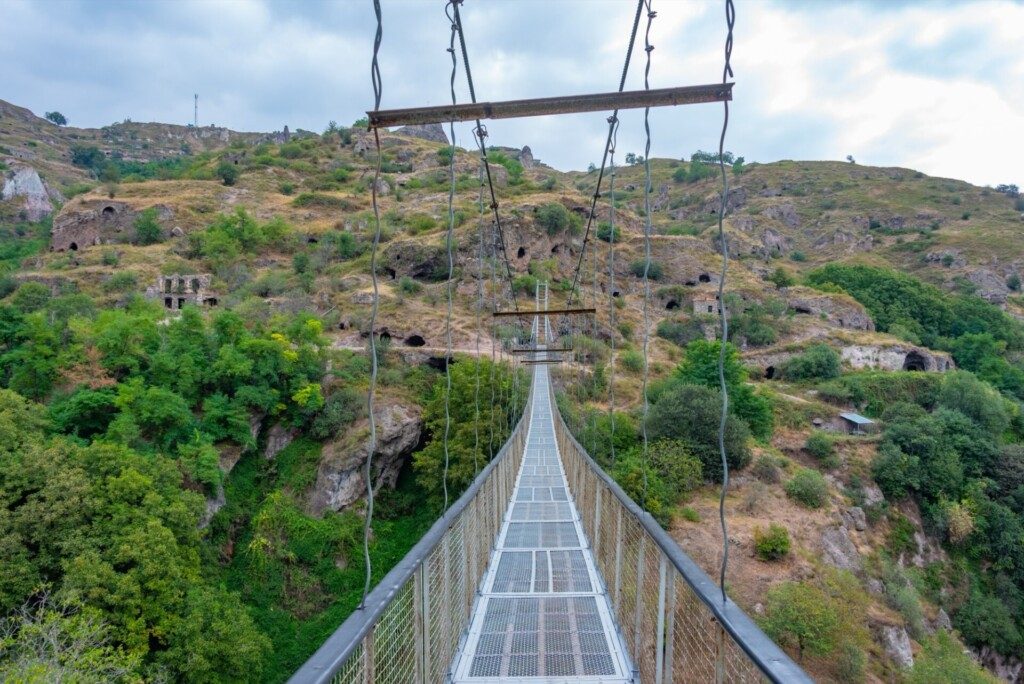 Pont suspendu menant au village troglodytique de Khndzoresk en Arménie