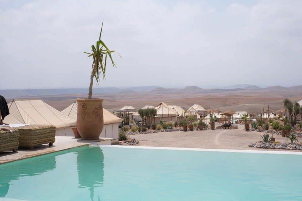 Tentes et Glamping avec piscine dans le désert d'Agafay près de Marrakech au Maroc