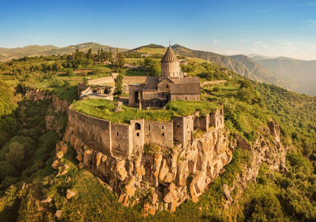 Vue aérienne du pittoresque monastère de Tatev, à voir en Arménie