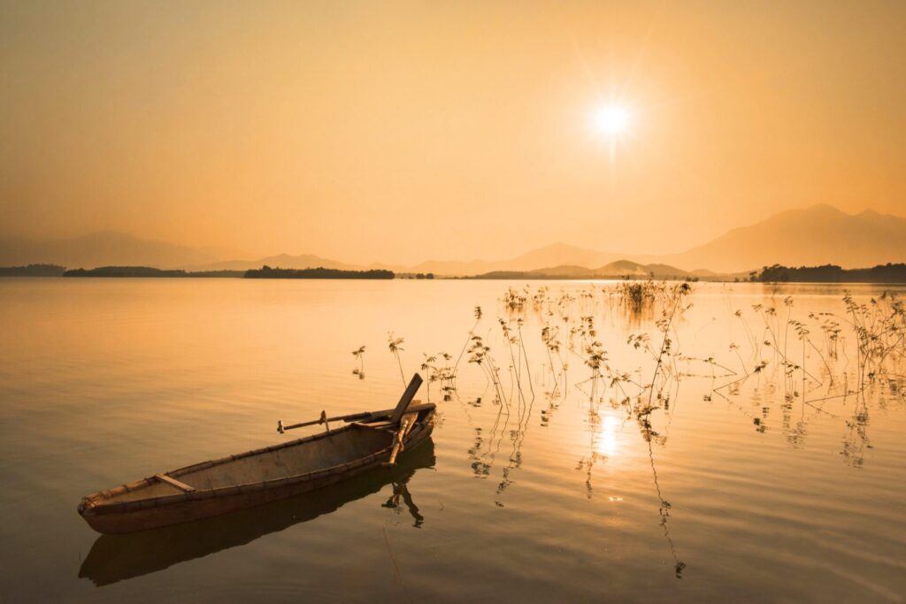 Coucher de soleil au lac de Dong Mo (Vietnam)