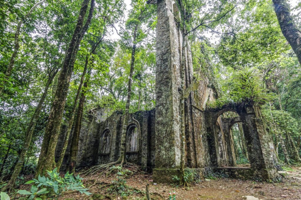 Eglise en ruine au coeur du parc national de Ba Vi, dans les environs de Hanoï