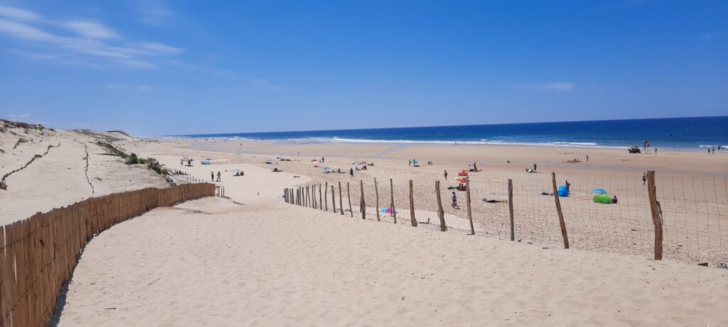 La grande plage de Biscarrosse dans les Landes