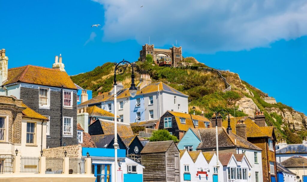 Les bâtiments uniques de la vieille ville d'Hastings dominés par le funiculaire