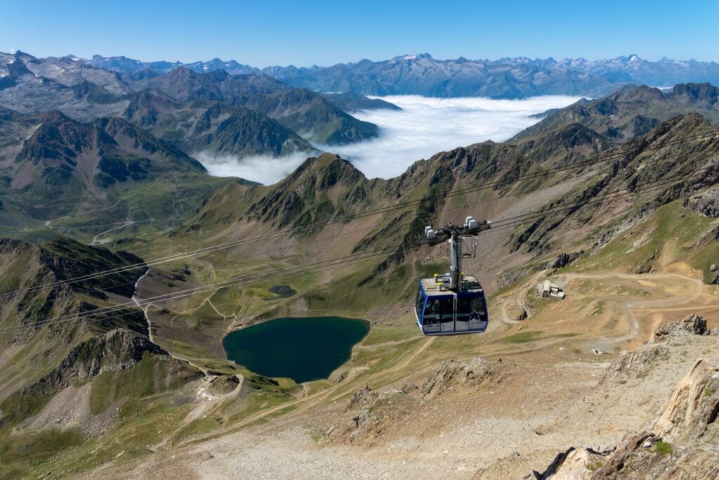 Paysage des Pyrénées en été avec le téléphérique du Pic du Midi de Bigorre
