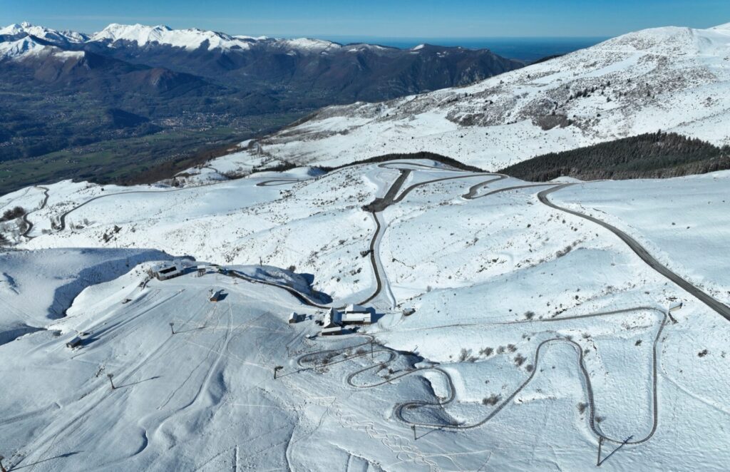 Vue aérienne de la station de Hautacam en hiver, dans les Hautes-Pyrénées