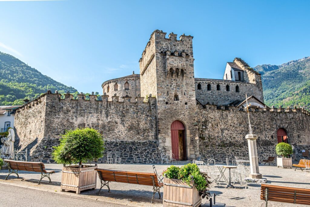 Vue de l'église des Templiers dans les rues de Luz-Saint-Sauveur