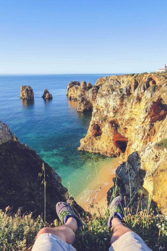 POV avec mes jambes et falaises de Lagos au Portugal © Max Zed