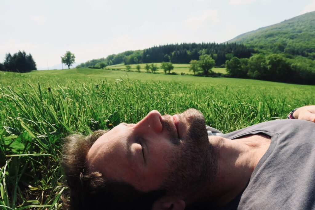 Selfie, l'air naturel, au milieu d'une pairie © Max Zed