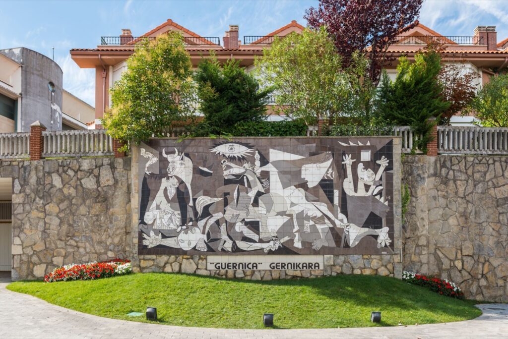A Guernica, un mur carrelé représentant la peinture de Picasso, à côté de Bilbao
