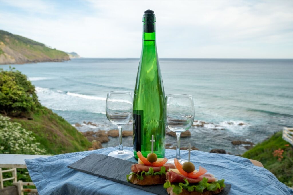 Dégustation du vin txakoli aux abords de Bakio, près de Bilbao