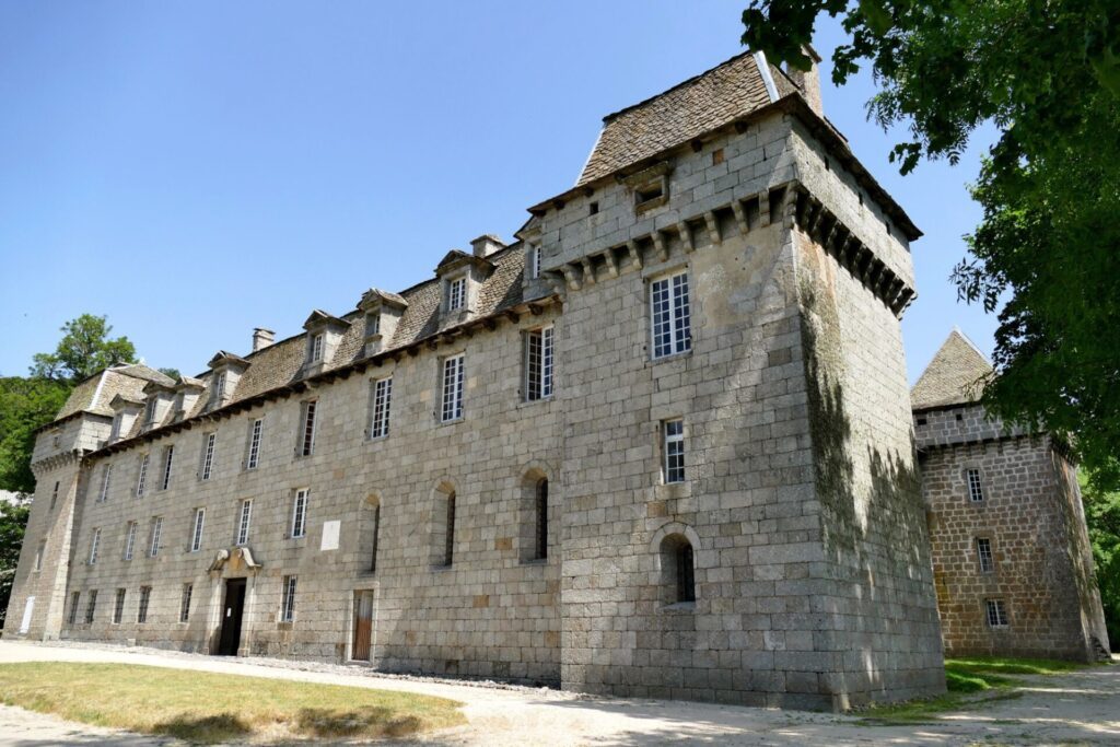 Façade du château de la Baume à Prinsuéjols, Lozère
