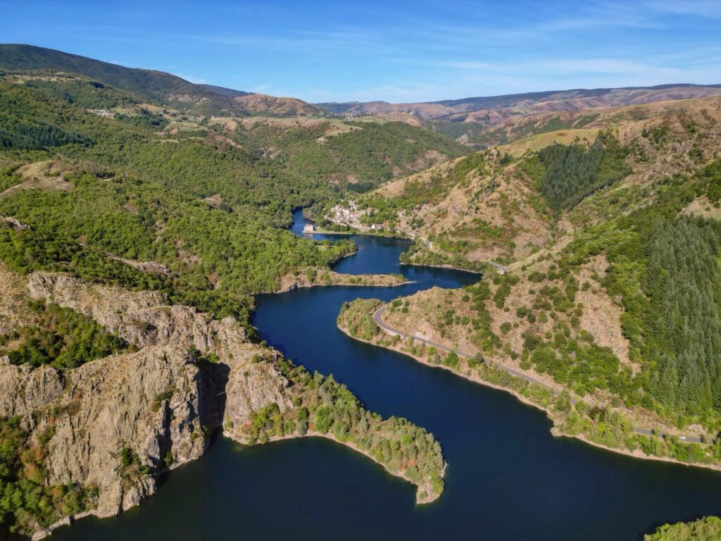 Image Aérienne du lac de Villefort en Lozère, autour de Mende