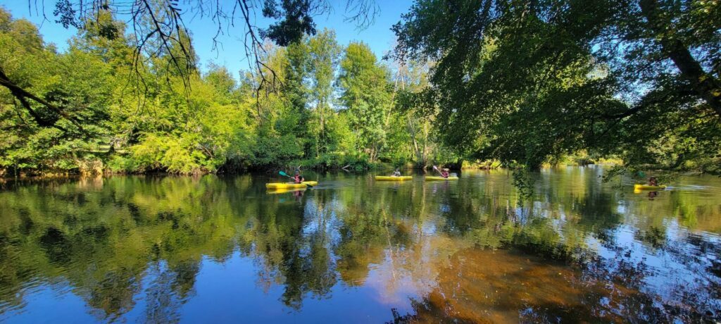Kayaks sur la Dronne dans le Périgord Vert, près de Brantôme