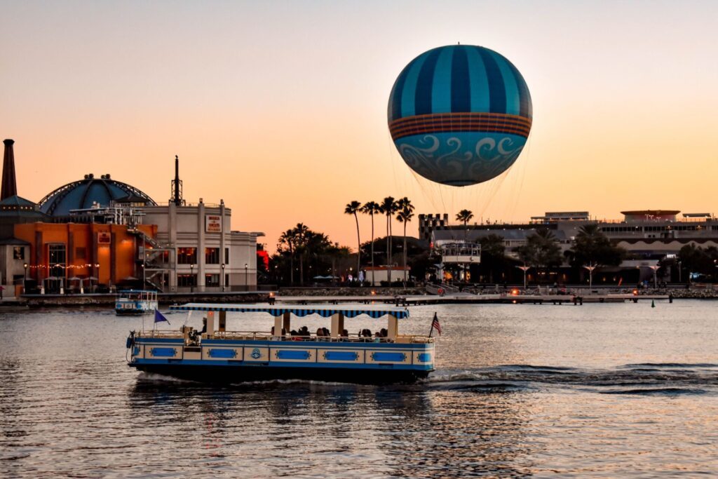 Le Disney Springs au coucher de soleil et un bateau taxi (Orlando)