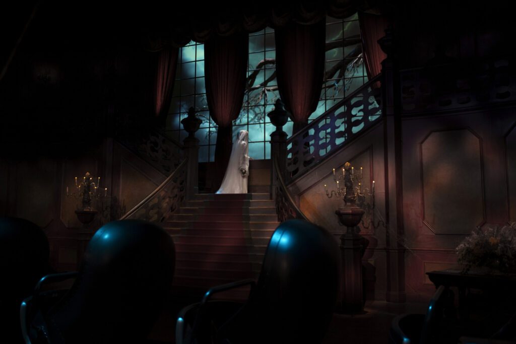 Phantom Manor, un dark ride de type Omnimover (Disneyland Paris)