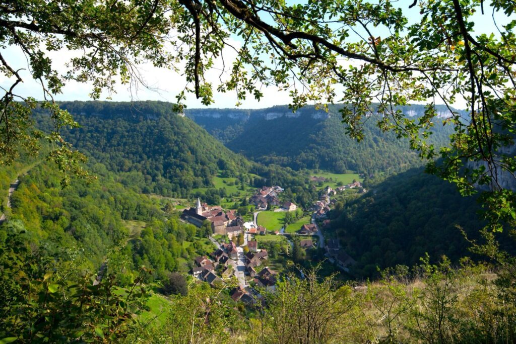 Randonnée La reculée de Baume-les-Messieurs avec vue le village, Jura