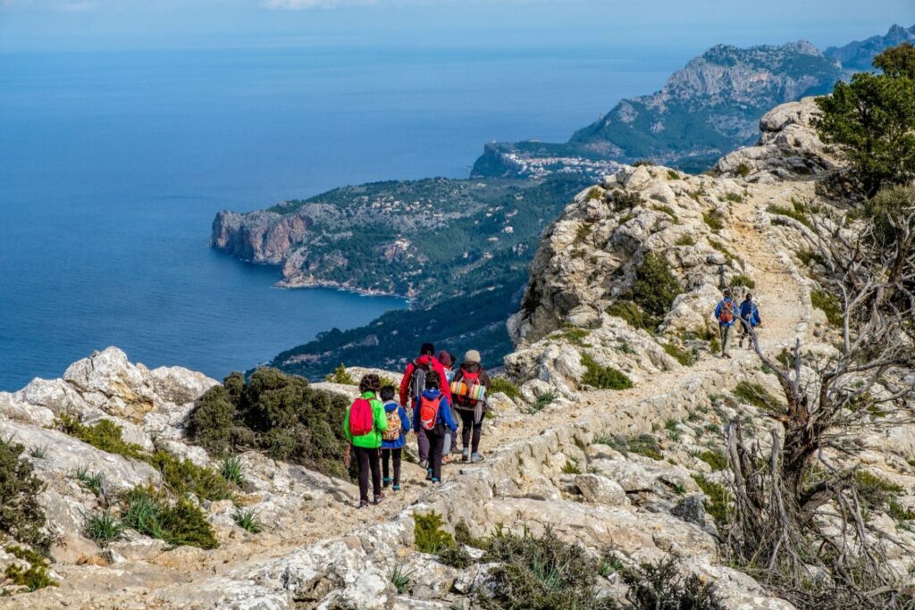 randonneurs sur Camí de s'Arxiduc avec le paysage naturel de la Serra de Tramuntana, Majorque