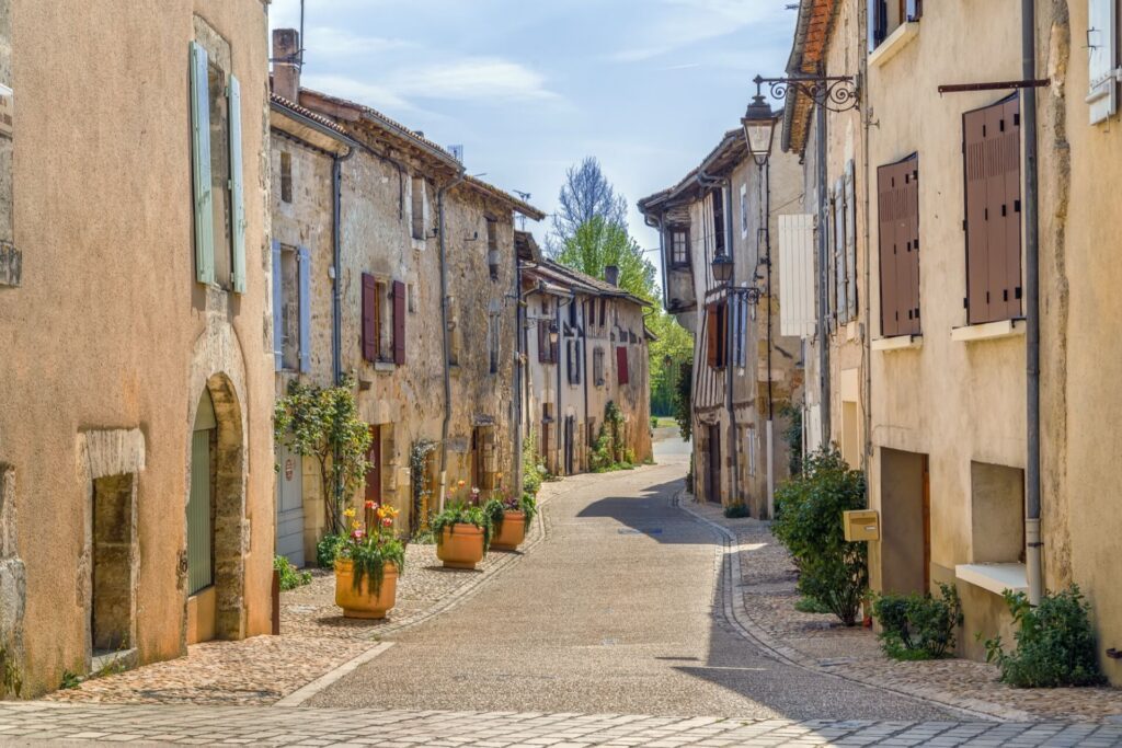 Ruelle du village médiéval de Saint-Jean-de-Côle dans le Périgord Vert