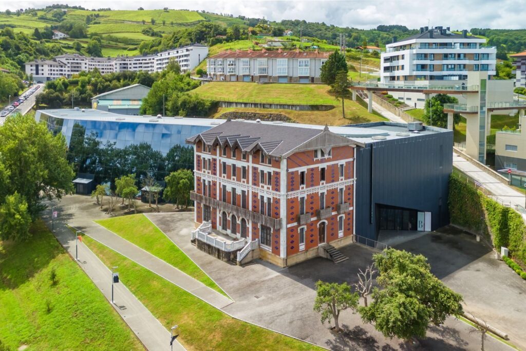 Vue Aérienne du Musée Cristobal Balenciaga à Getaria, nord de l'Espagne