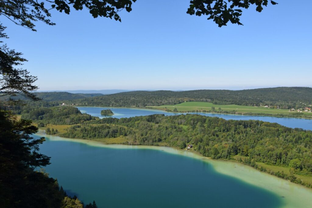 Vue sur le Grand Maclu et le lac d'Ilay depuis le Belvédère des Quatre Lacs - plus belle rando du Jura