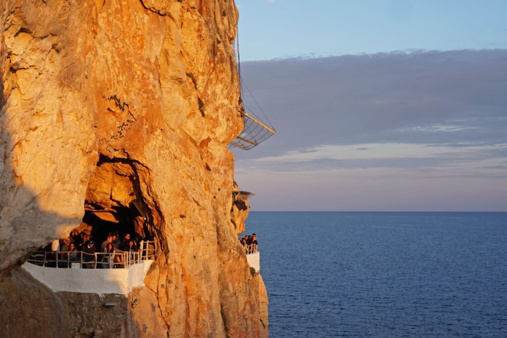 Boire un verre à la Cova d’en Xoroi, Minorque