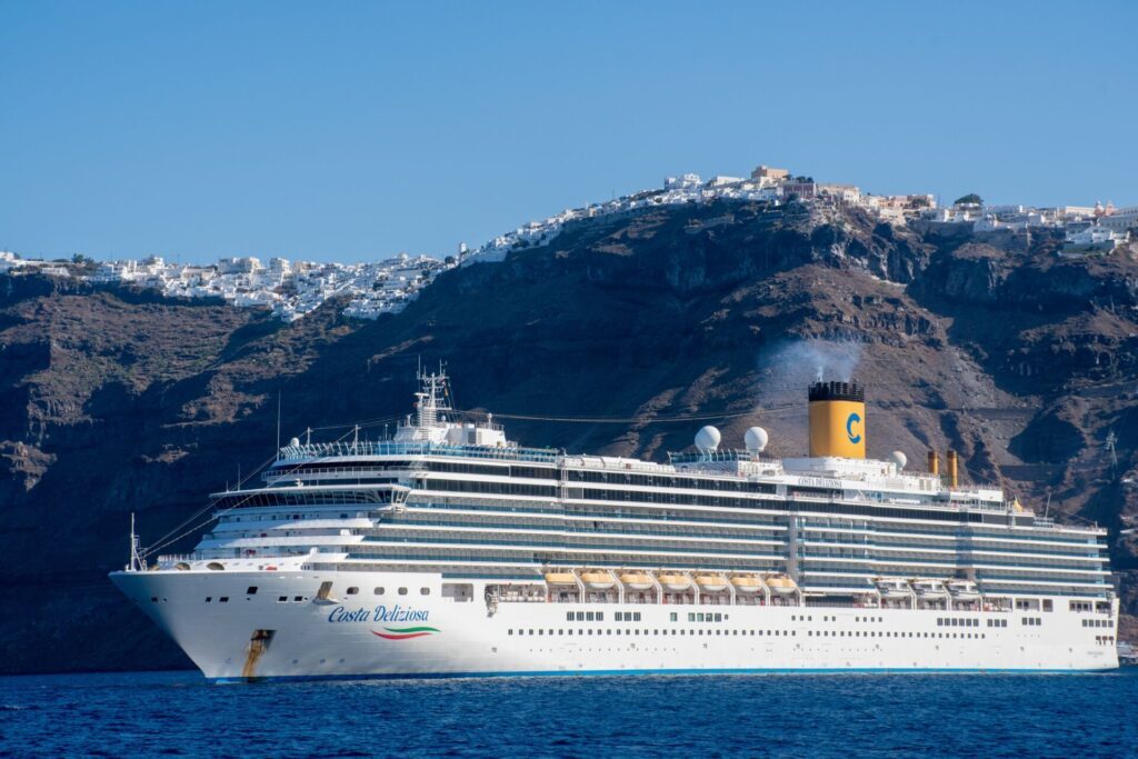 Costa Deliziosa avec Fira en arrière plan, la capitale de Santorin, une île grecque