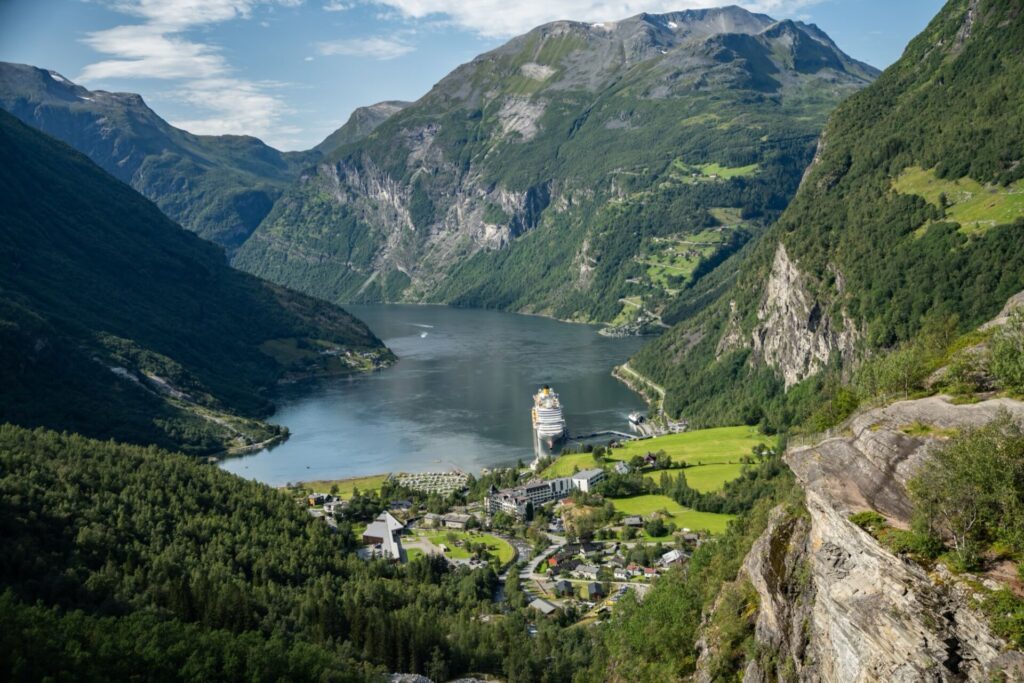 Costa Diadema ancré à Geirangerfjord en Norvège