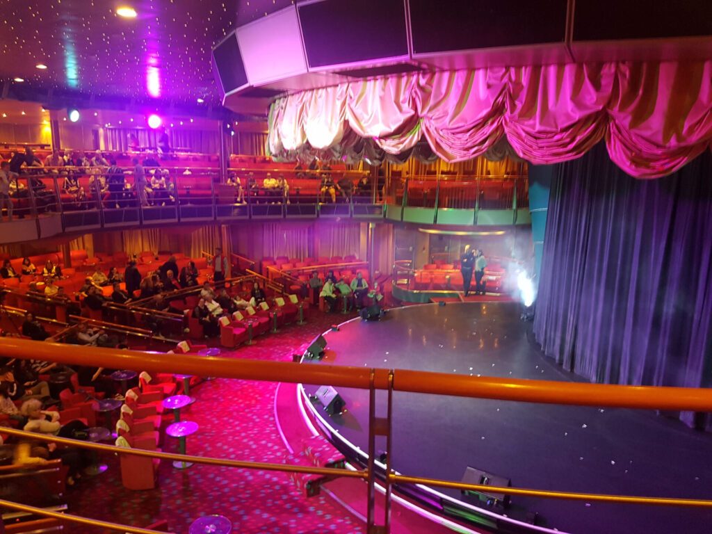 La salle de spectacle d'un bateau Costa Croisières