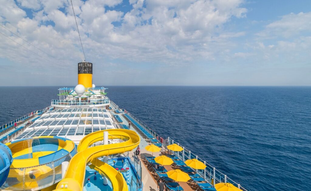 Vue des toboggans sur le bateau de croisière Costa Firenze