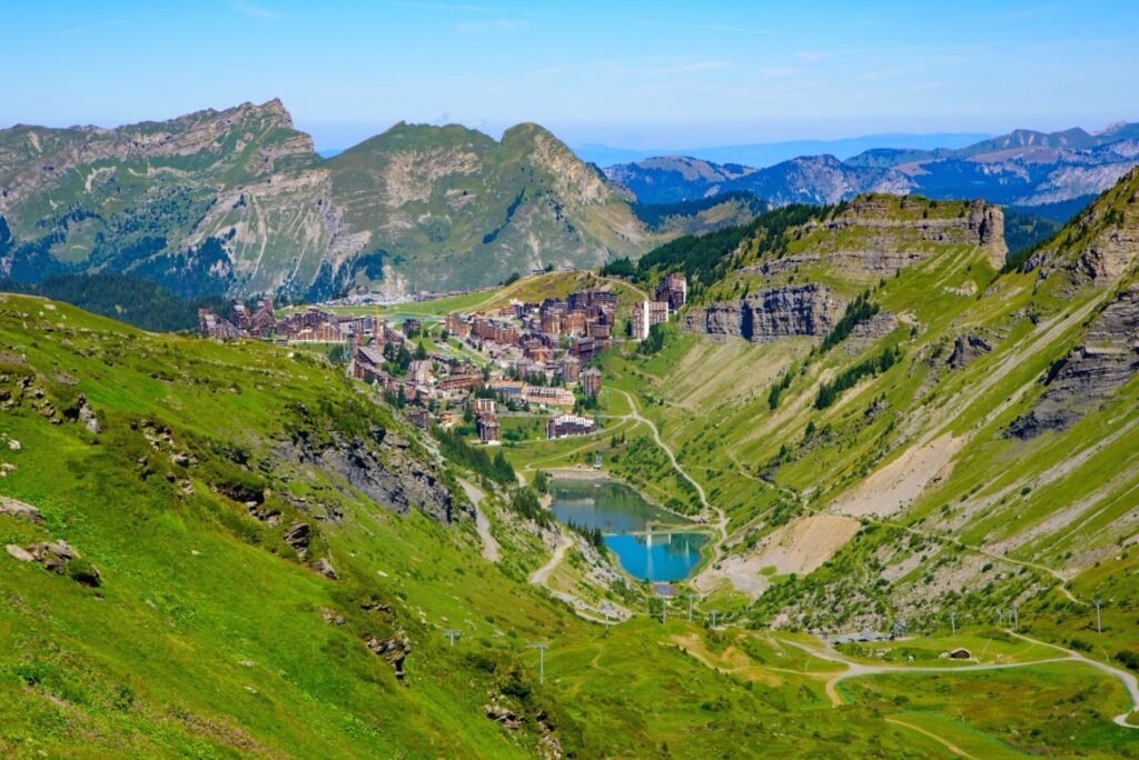 Vue sur la station d'Avoriaz en été 