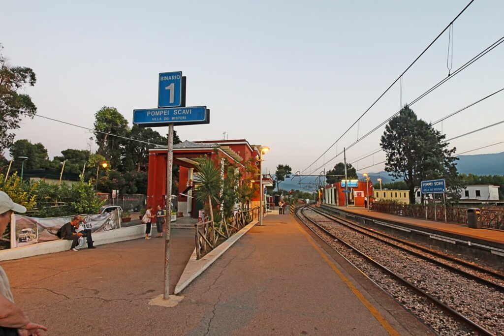 Gare de Pompei Scavi sur la ligne ferroviaire Circumvesuviana, près de Naples
