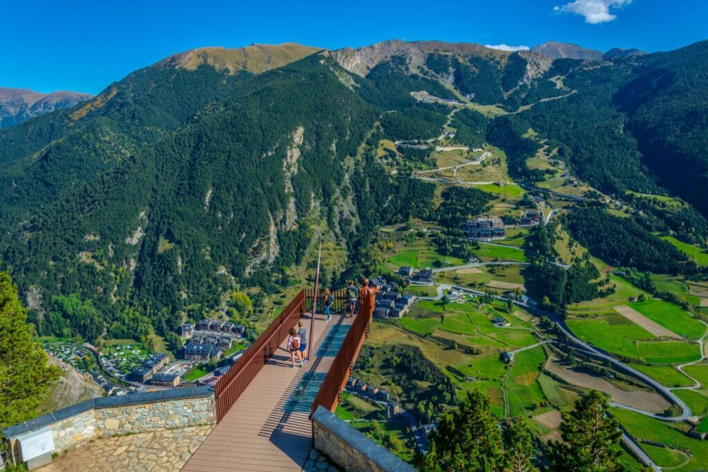 La passerelle et la vue depuis le Roc del Quer (Principauté d’Andorre)