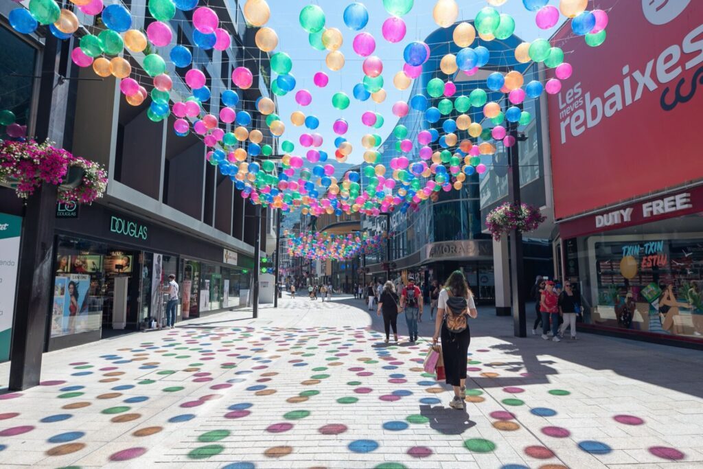 La rue commerçante Meritxell décorée à Andorre-la-Vieille