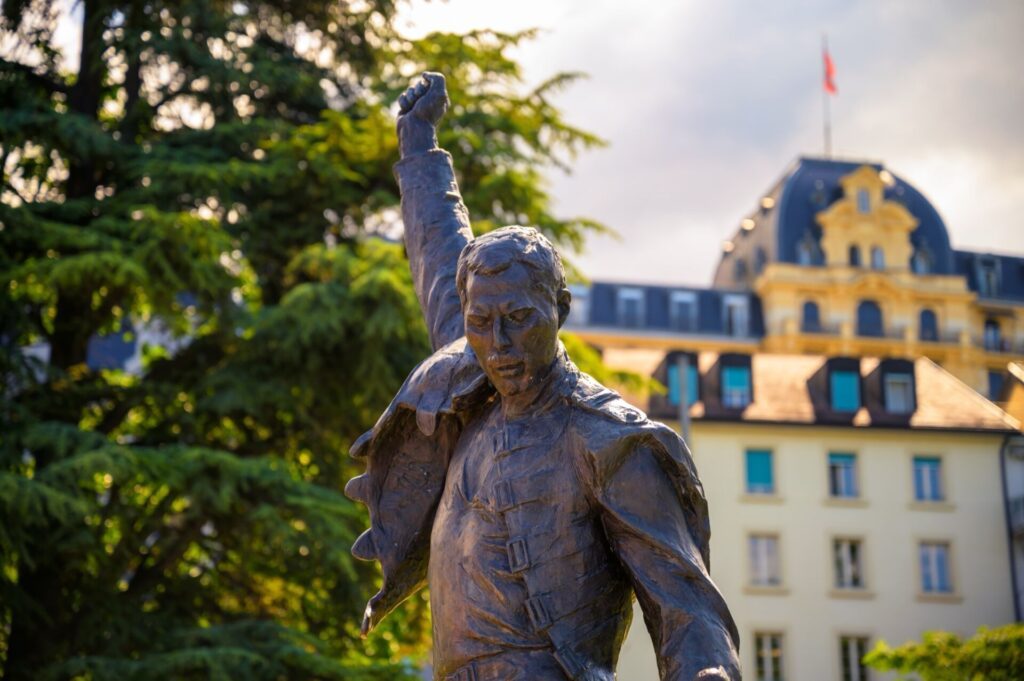 la statue de Freddie Mercury à Montreux, autour de Lausanne