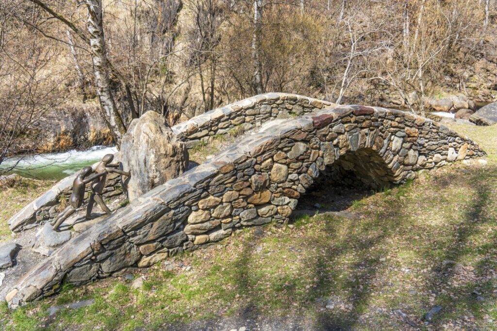 Pont en pierre sur la Ruta del Ferro en Andorre