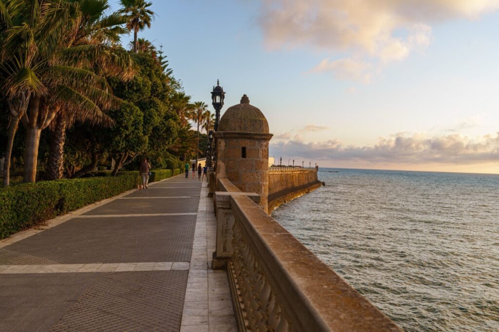 Promenade le long du Paseo Maritimo à Cadix