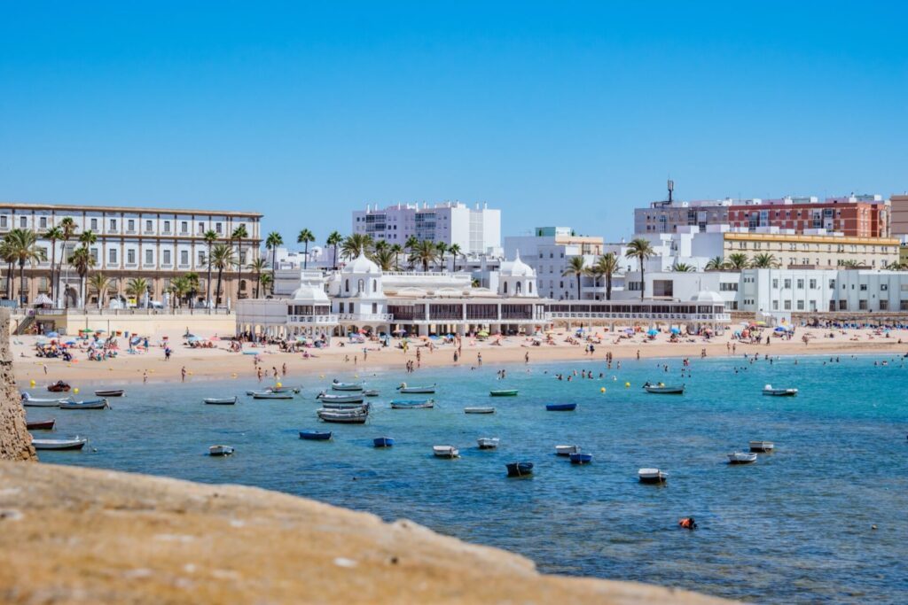 la plage de La Caleta et ses barques de pêche traditionnelles (Cadix)