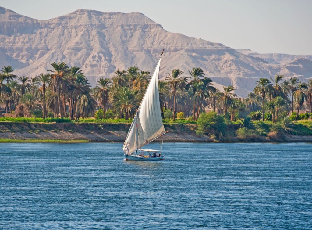 Le Nil avec la rive ouest de Louxor en arrière-plan, l'Égypte en 10 jours