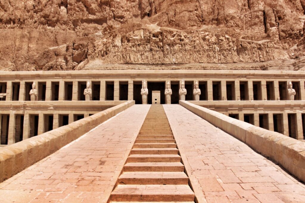 Le temple d’Hatchepsout à Deir el-Bahari, sur la rive ouest de Louxor