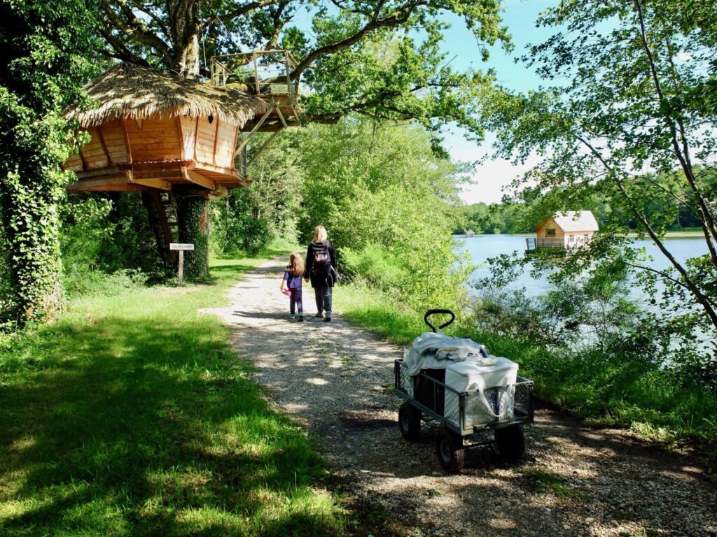 Passer la nuit en famille dans une cabane perchée dans un arbre