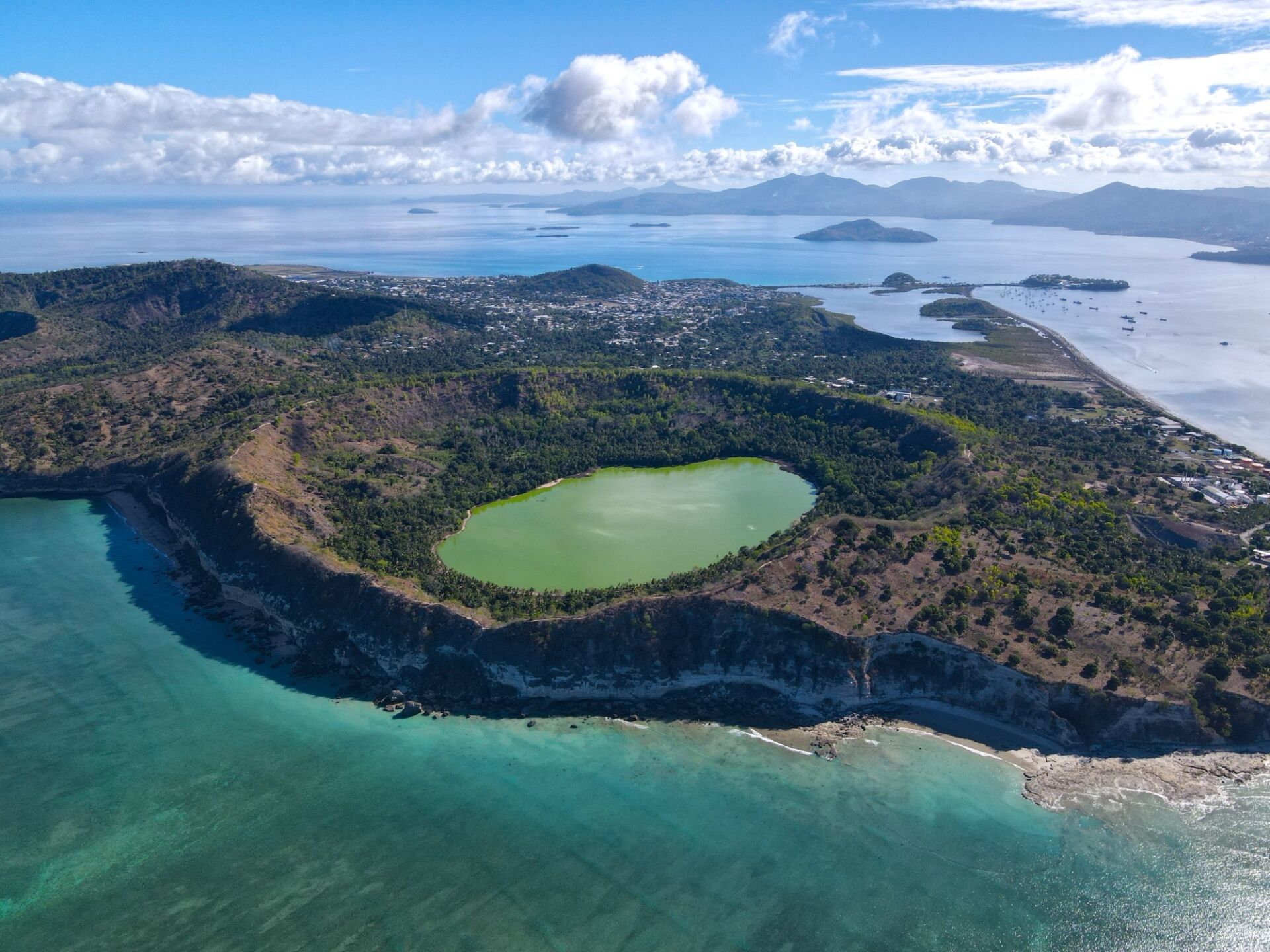 Le lac volcanique de Dziani sur l'île de Mayotte
