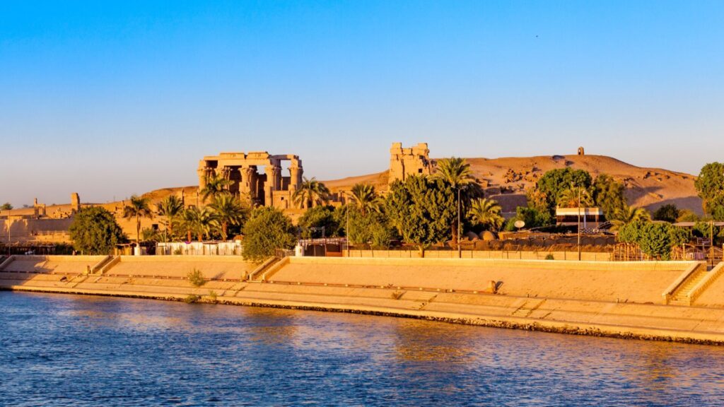 Temple de Kom Ombo, vu depuis le Nil au coucher du soleil