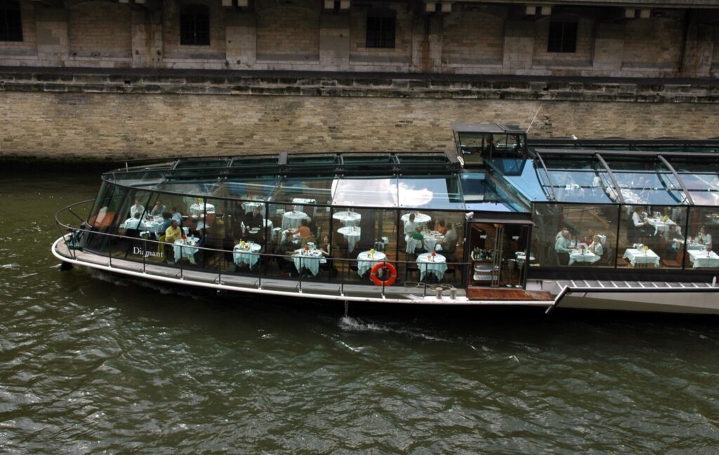 Un déjeuner-croisière sur la Seine à Paris