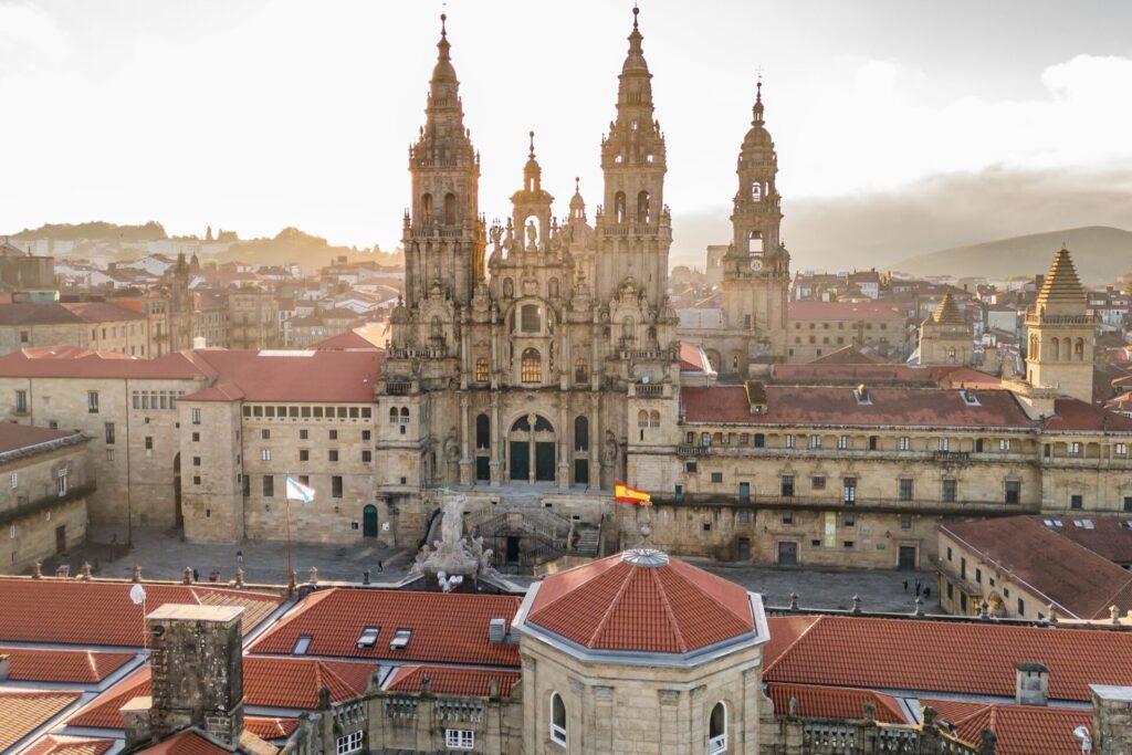 Vue aérienne de la cathédrale de Saint-Jacques-de-Compostelle en Galice, Espagne du Nord