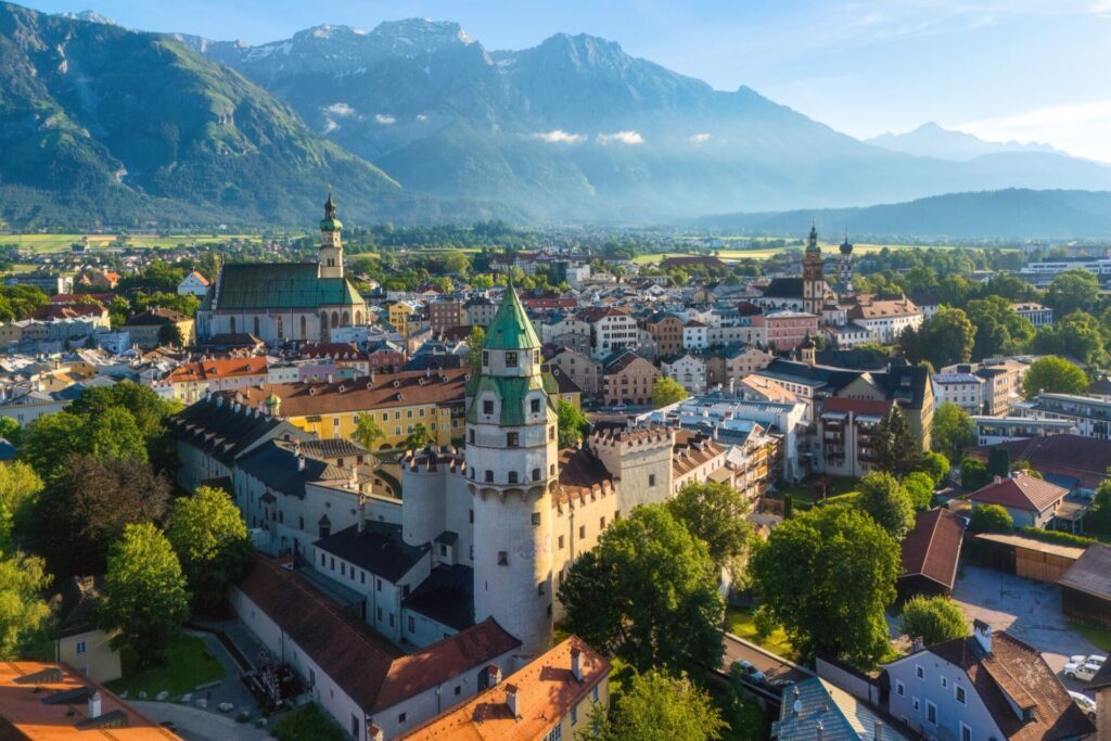 Vue sur Hall in Tirol, à côté d'Innsbruck