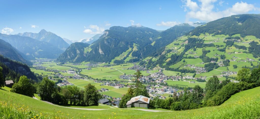 Vue sur le Zillertal (val de Ziller) dans le Tyrol autrichien